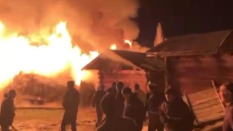 Samsun’da korkutan yangın: 2 ahşap ev küle döndü