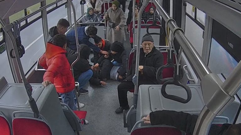 Samsun’da otobüs şoförü rahatsızlanan yolcuyu hastaneye ulaştırdı