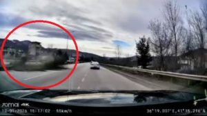 Samsun’da takla atıp karşı yöne geçen otomobilin 2 araca çarptığı kaza kamerada