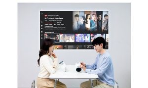 Samsung CES 2026’da daha akıllı yapay zekâ özelliklerle donatılan taşınabilir The Freestyle+ projektörü tanıttı