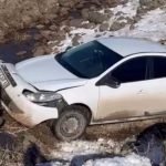 Şanlıurfa’da buzlanan yolda otomobil, köprüden dereye uçtu