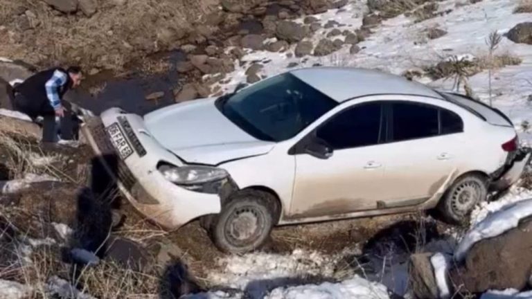 Şanlıurfa’da buzlanan yolda otomobil, köprüden dereye uçtu