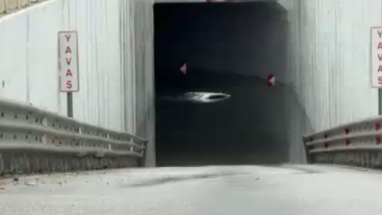 ‘Sarı kod’ uyarısı yapılan Antalya’da sel etkili oldu