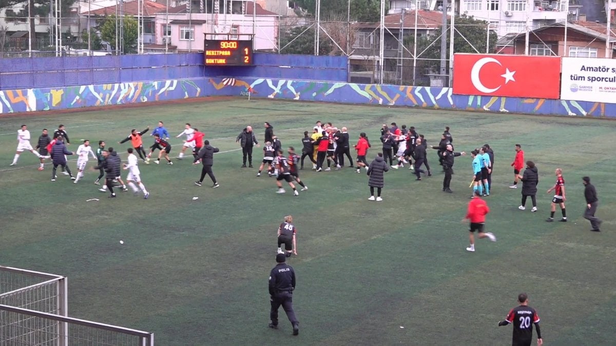 Sarıyer’de amatör maçta stadyum karıştı: Futbolcularla taraftarlar birbirine girdi