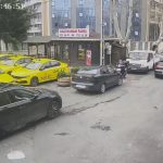 Sarıyer’de çınar ağacı, otomobilin üzerine devrildi