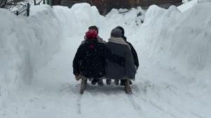 Şavşat’ta tahta kızak geleneği kışa renk kattı