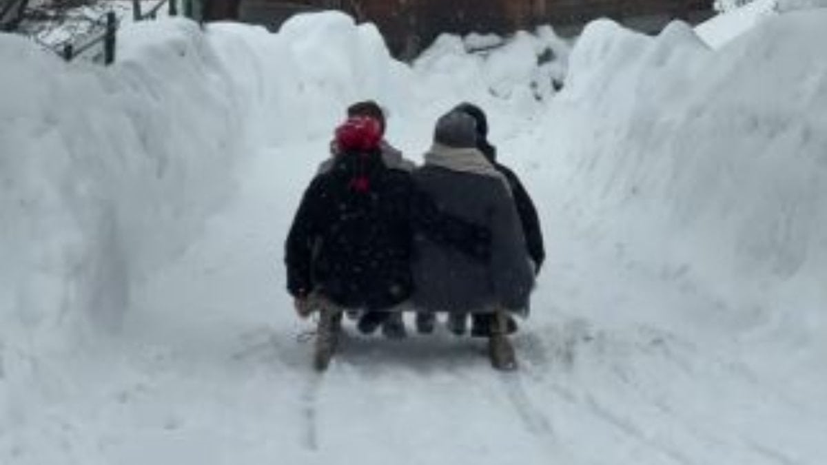 Şavşat’ta tahta kızak geleneği kışa renk kattı