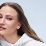 Serenay Sarıkaya’dan Eyfel Kulesi’ne öpücük