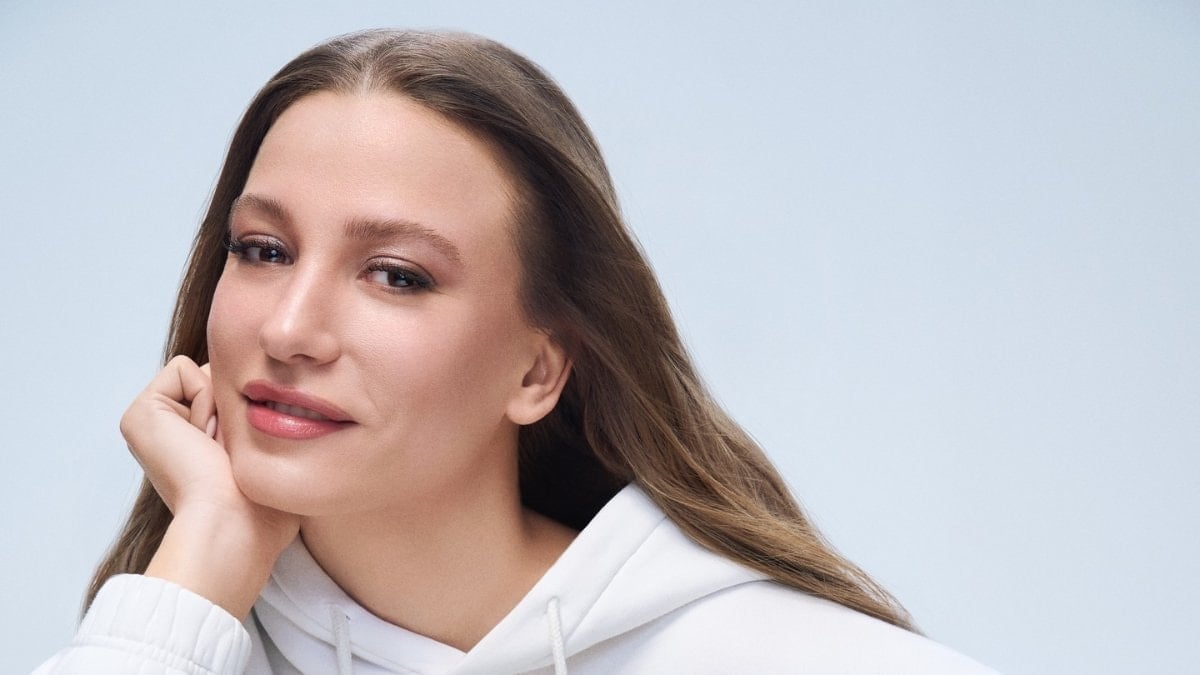 Serenay Sarıkaya’dan Eyfel Kulesi’ne öpücük