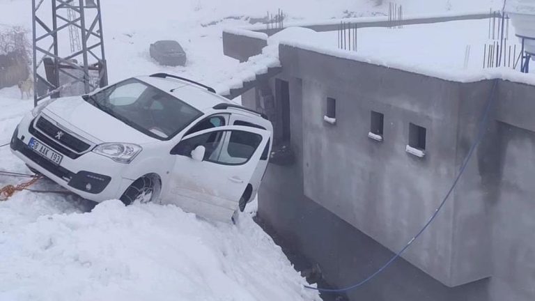 Siirt’te buzlanan yolda kayan araç duvarda asılı kaldı