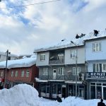 Şırnak’ta çatılarda biriken karlar temizleniyor