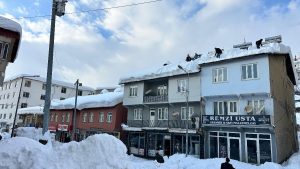 Şırnak’ta çatılarda biriken karlar temizleniyor
