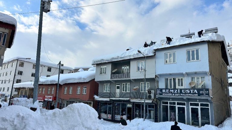Şırnak’ta çatılarda biriken karlar temizleniyor