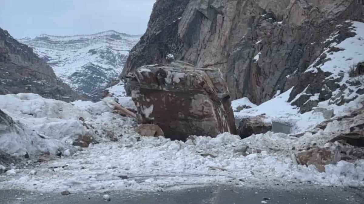 Şırnak’ta dağdan kopan dev kaya, yolu kapattı