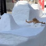 Sivas’ta bir vatandaş evinin önüne kardan araba ve gemi yaptı