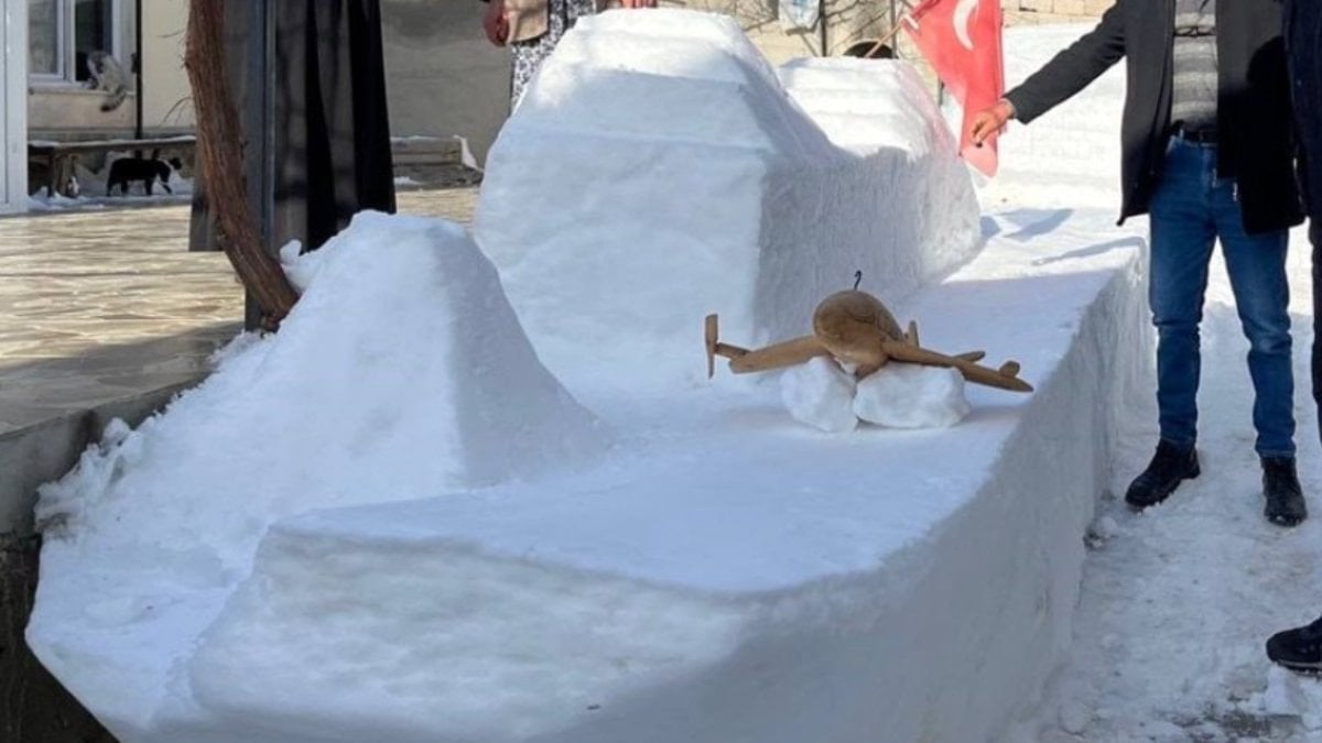 Sivas’ta bir vatandaş evinin önüne kardan araba ve gemi yaptı