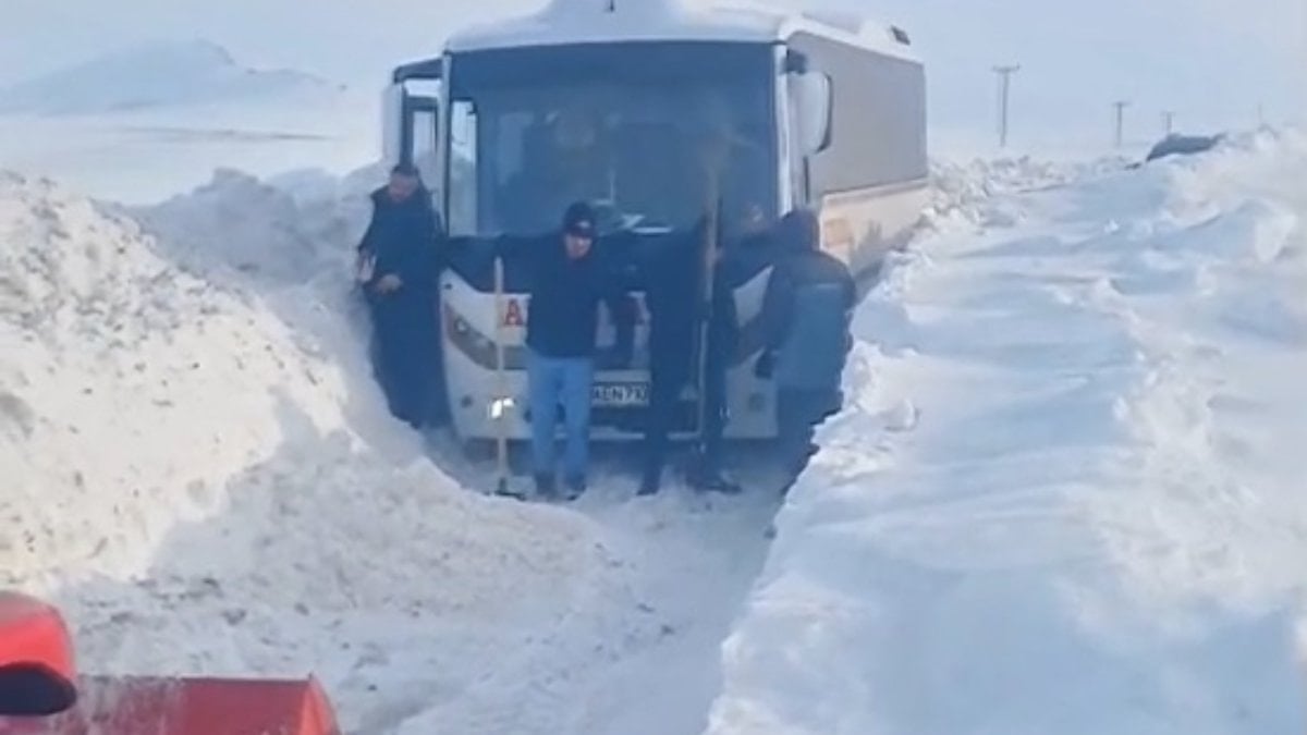 Sivas’ta karda mahsur midibüstekilerin yardımına köylüler koştu