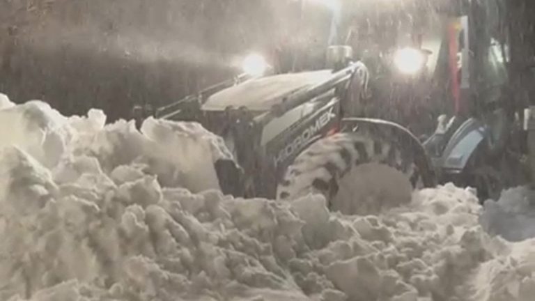 Sivas’ta kardan yolu kapanan köyde tek başına kaldı