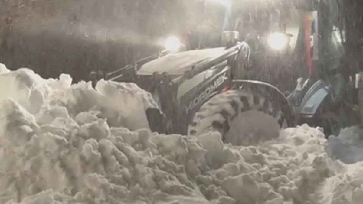 Sivas’ta kardan yolu kapanan köyde tek başına kaldı