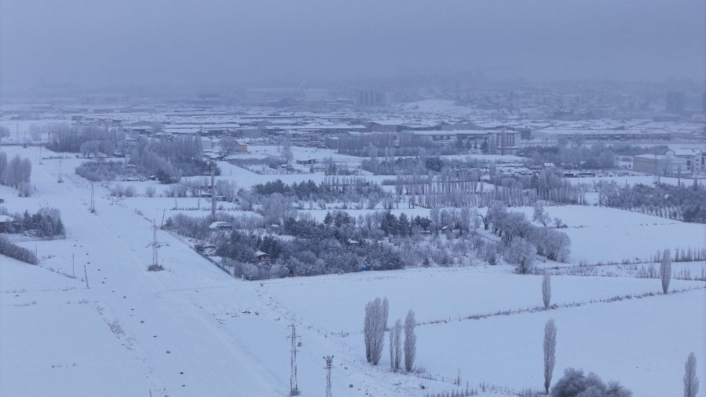 Sivas’ta termometreler eksi 22 dereceyi gösterdi: Şehirde hayat dondu