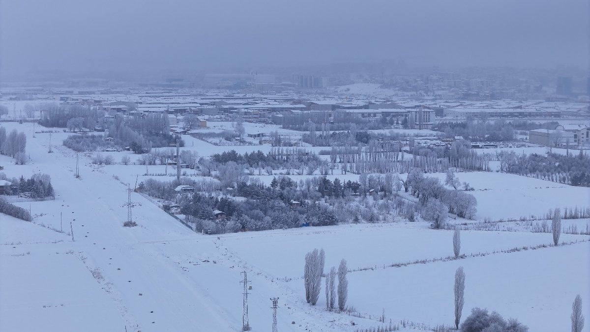Sivas’ta termometreler eksi 22 dereceyi gösterdi: Şehirde hayat dondu