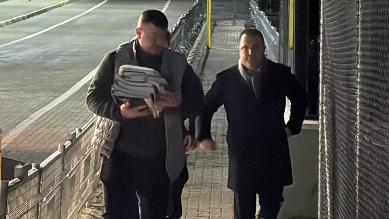 Tahliye edilen Rezan Epözdemir cezaevinden çıktı