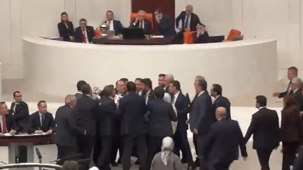 TBMM Genel Kurulu’nda yumruklu kavga