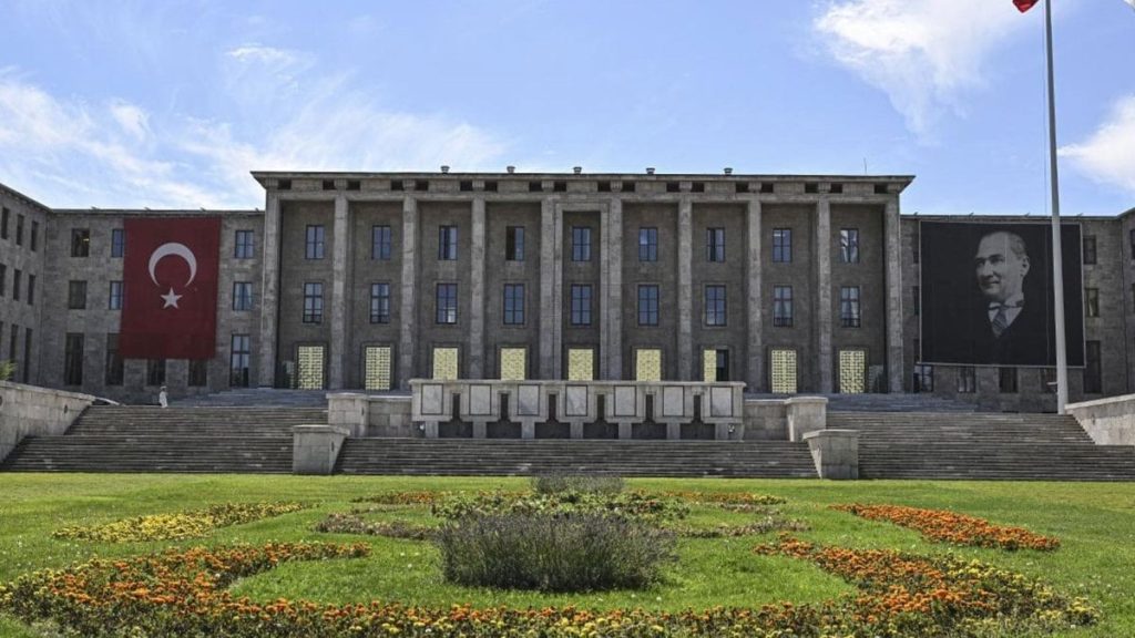 TBMM’de transfer trafiği: 37 vekil partisinden istifa etti