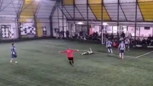 Tekirdağ’da halı sahada dili boğazına kaçan futbolcuyu maçın hakemi kurtardı