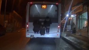 Tekirdağ’da otobüsün arkasında tehlikeli yolculuk