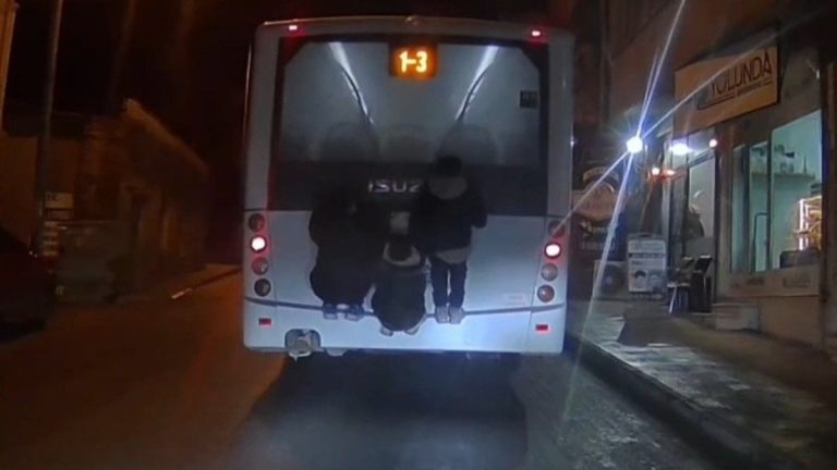 Tekirdağ’da otobüsün arkasında tehlikeli yolculuk