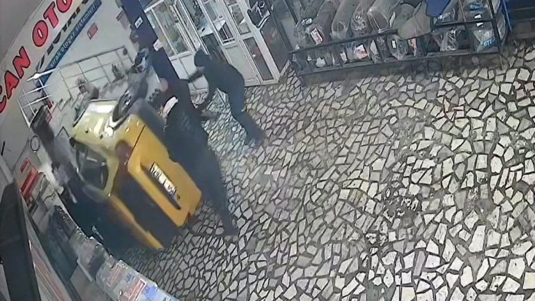 Tekirdağ’da taksi, bakım sırasında asansörden düştü