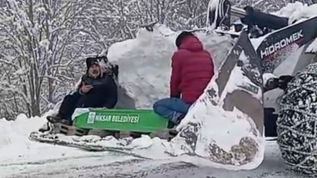 Tokat’ta kar nedeniyle kapanan yolda kepçeyle cenaze taşındı