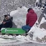 Tokat’ta kar nedeniyle kapanan yolda kepçeyle cenaze taşındı