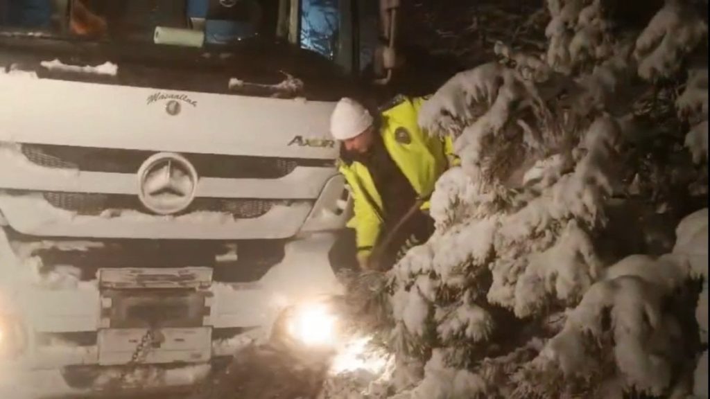 Tokat’ta kara saplanan tırı kurtarmak için polisler kürekle kar kazıdı