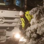 Tokat’ta kara saplanan tırı kurtarmak için polisler kürekle kar kazıdı