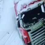 Tokat’ta kontrolden çıkan tır, eve çarptı