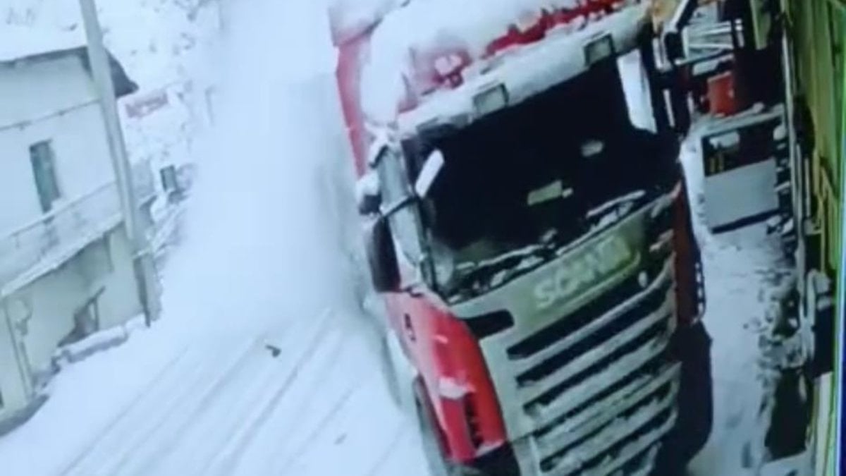 Tokat’ta kontrolden çıkan tır, eve çarptı