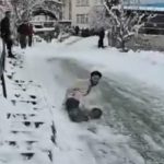 Tokat’ta poşetle kayan gençler bahçeye savruldu