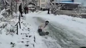 Tokat’ta poşetle kayan gençler bahçeye savruldu