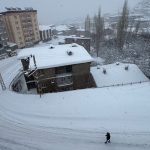 Türkiye beyaza büründü: Yüksekova’da 177 yerleşim yerinin yolu kapandı