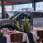 Ünlü sanatçı Cahit Berkay, kullandığı araçla restorana daldı