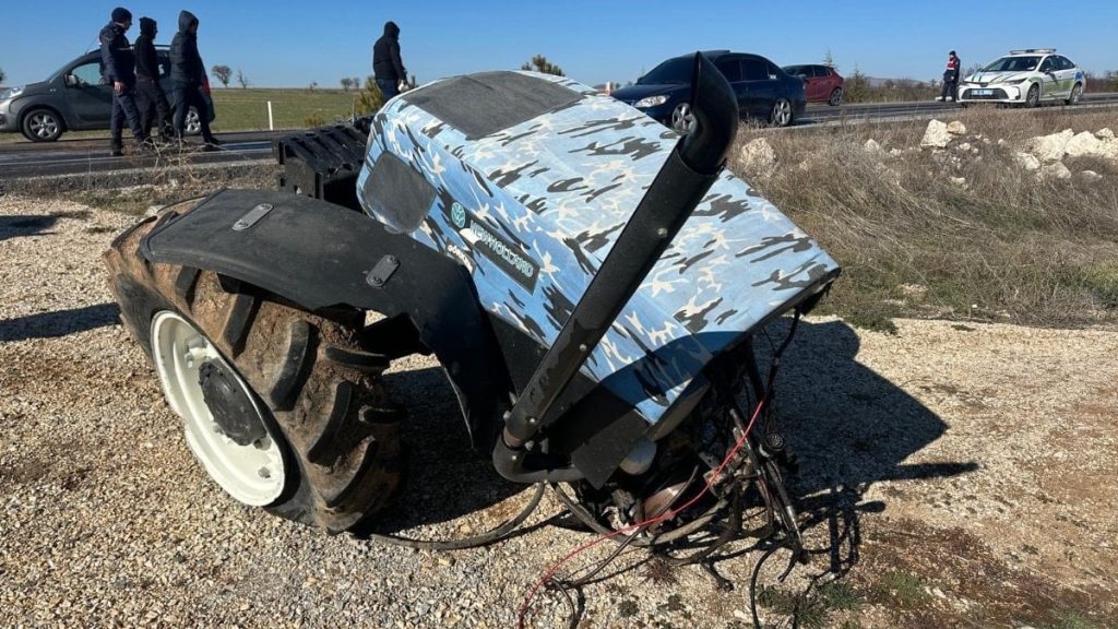 Uşak’ta kamyonetle çarpışan traktör ikiye bölündü