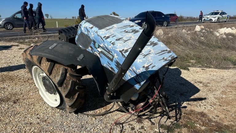 Uşak’ta kamyonetle çarpışan traktör ikiye bölündü