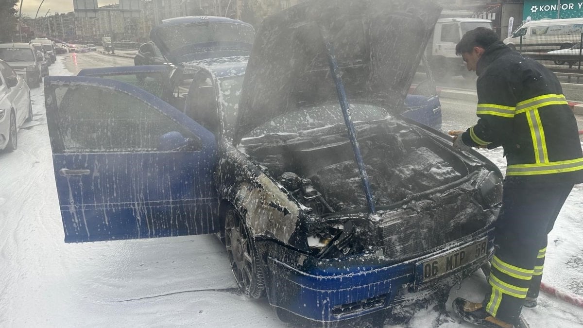 Uşak’ta seyir halindeki otomobilden alevler yükseldi