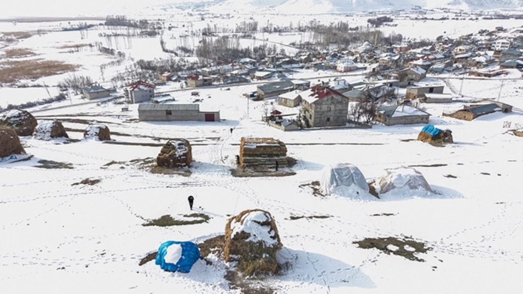 Van kırsalında kış mesaisi: Kar ve soğuğa karşı yaşam mücadelesi