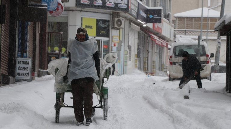 Van’da 287 yerleşim yeri ulaşıma kapandı