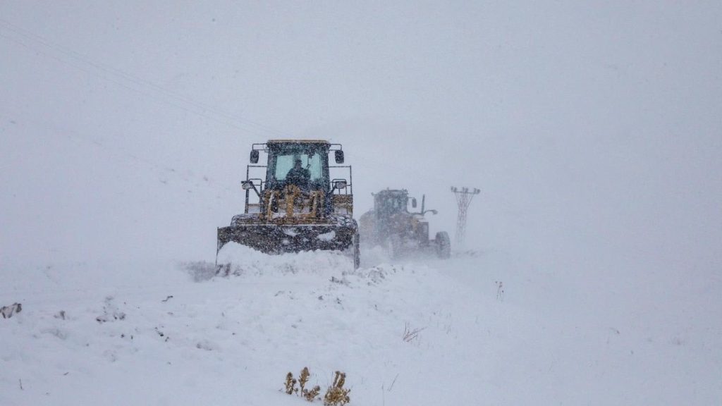 Van’da kar yağışı etkili oluyor