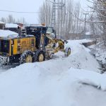 Van’da kardan kapanan yolları açmak için çalışmalar sürüyor