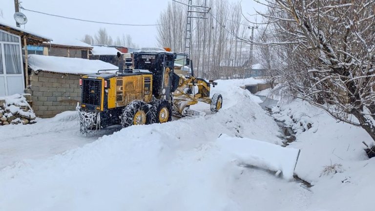 Van’da kardan kapanan yolları açmak için çalışmalar sürüyor